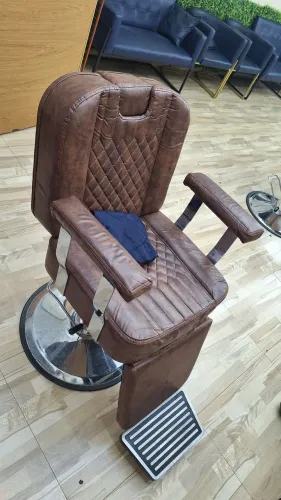 VENDO QUATRO CADEIRAS E QUATRO BANCADAS PARA SALÃO OU BARBEARIA.