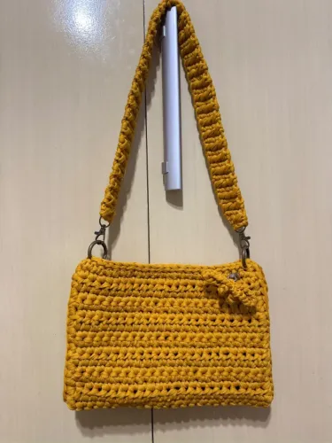 Bolsa de crochê em fio de malha