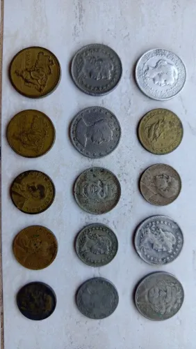 Lote de Moedas Antigas do Brasil - Reis, Cruzeiro e moedas internacional.