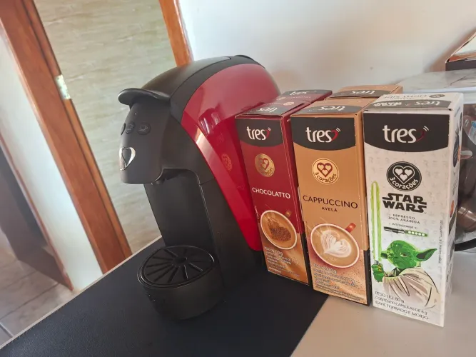 Cafeteira 3 Corações (usada) + 50 cápsulas ainda na embalagem original + outras fora