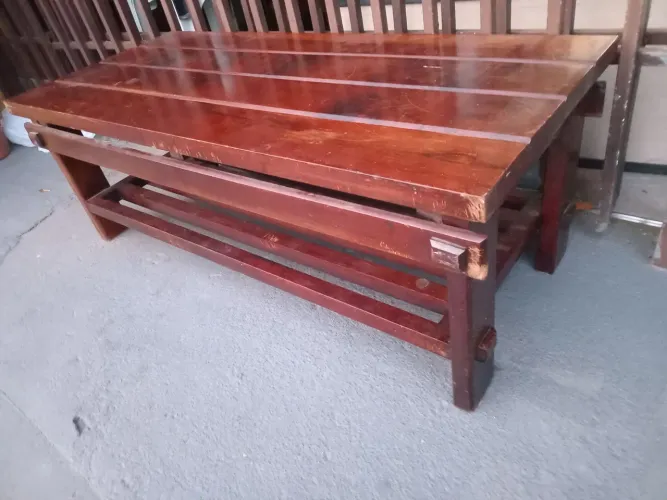 Mesa de centro em madeira, ótimo estado..Entrego).