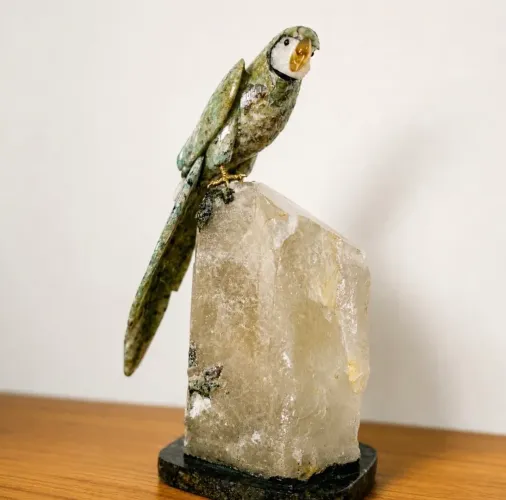 Arara Exclusiva em Amazonita com Base de Cristal Bruto