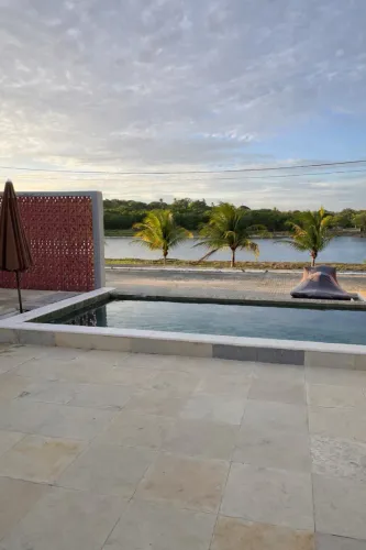 Casa em Cond Fechado - 3 Suítes Independentes, Piscina Privativa, Muita Natureza