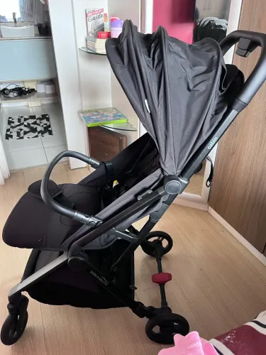 Carrinho de bebê importado