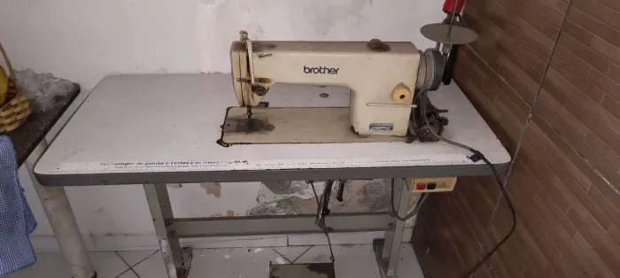 Máquina reta brother, precisa consertar o motor, R$ 400 chama no ZAP 31 9.7.5.8.1.2.3.6.5