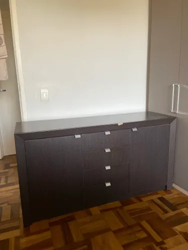 Estante/Buffet com gavetas e portas