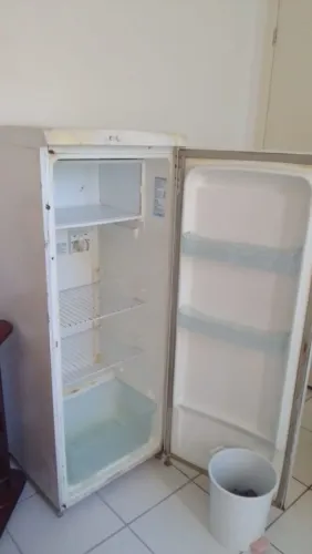 Vendo uma geladeira