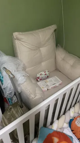 Vendo berço e cadeira com pufe novos 