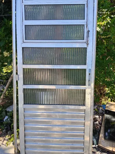 Vende -se porta de alumínio
