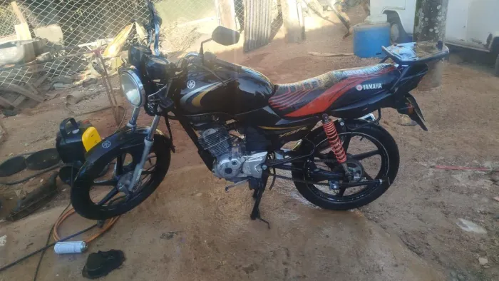 Vendo ou troco por carro. Moto ybr125 bem conservada.