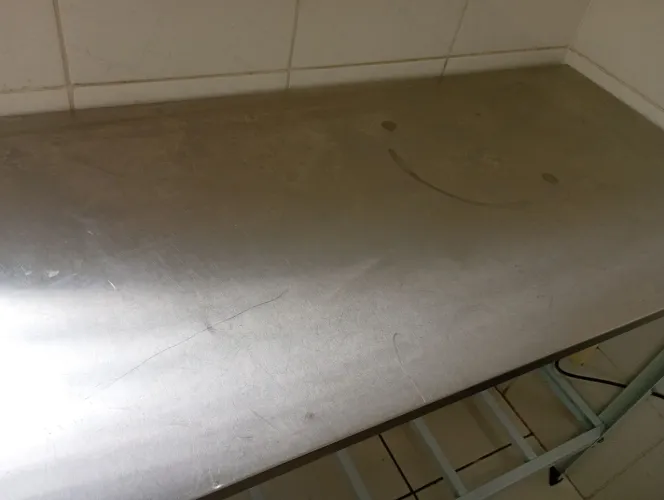 Mesa de serviço com tampo inox