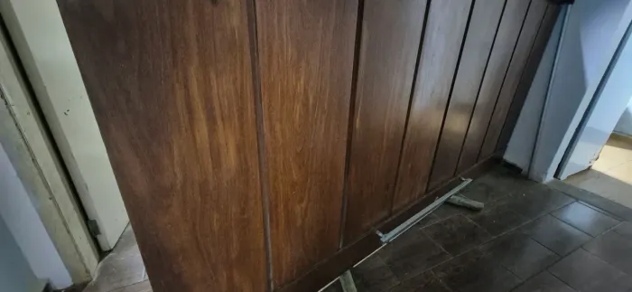 Vende-se porta pivoltante cumaru 8 janelas 2.256 x 1.187 com portal,chave e puxador.