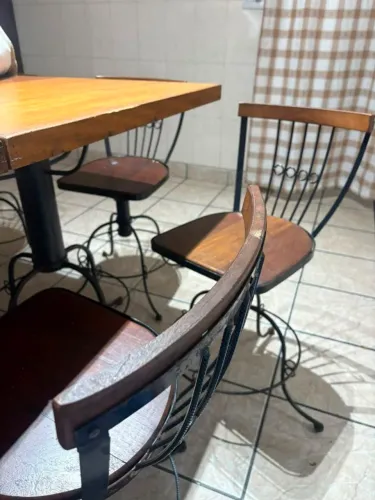 Conjunto mesa e cadeiras