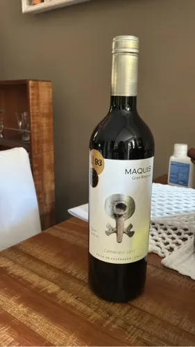 Maquis Gran Reserva Carménère 2017 é um vinho tinto chileno do Vale de Colchagua.