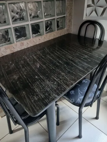 vendo mesa de mármore com 4 cadeiras