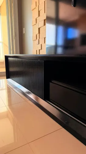 Painel para tv de 2 x 1, 40 m + rack baixo em laca com 2,70 ambos na cor preta