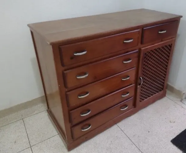 Comoda de madeira maciça 