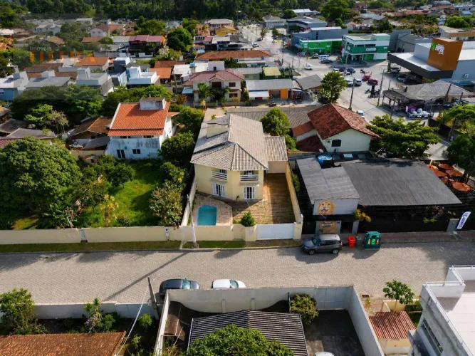Casa com 5 dormitórios e piscina no Morro das Pedras