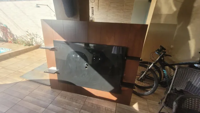 Oportunidade! Painel de tv, conservado em madeira.