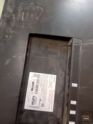 TV Samsung com tela quebrada para retirada de peças porém funcionando o som