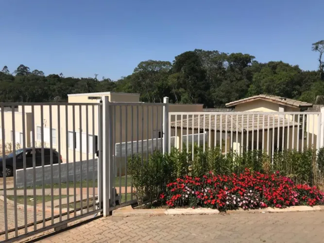 Casa para venda possui 2 metros quadrados com 3 quartos