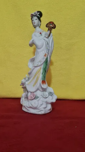 Linda gueixa de porcelana 29 cm .