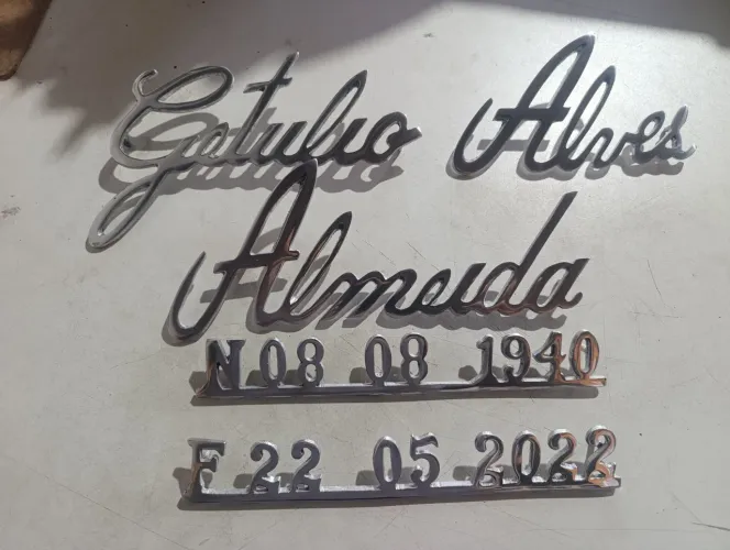 Manuscrito em alumínio para jazigo