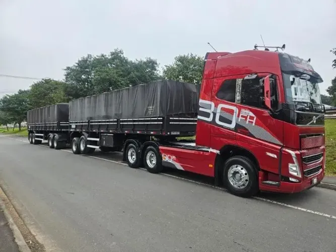 Volvo FH 540 2022 6x4 bug leve mola Personalizado + Rodotrem Graneleiro Randon 2018