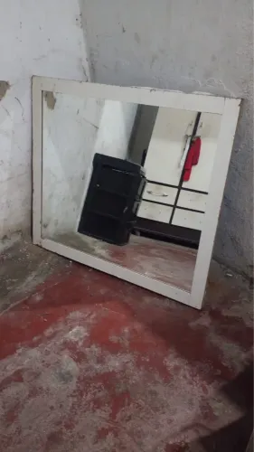 Carrinho de ambulante e um espelho 