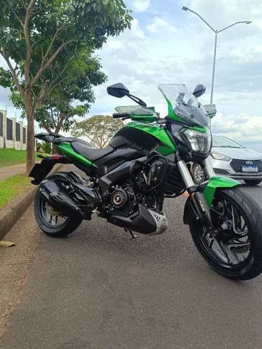 Bajaj Dominar 400 2024/2025, muito bem conservada e ainda na garantia.