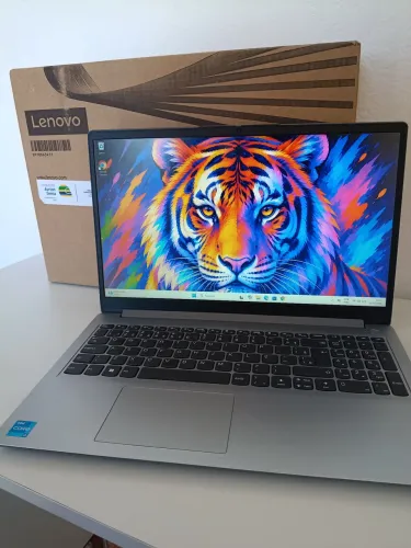 Notebook Lenovo na caixa