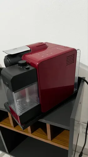 Cafeteira Nespresso lattisima touch F511RE