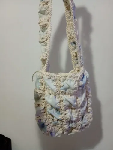 Bolsinha em crochê e jeans upcycling 280 exclusiva!