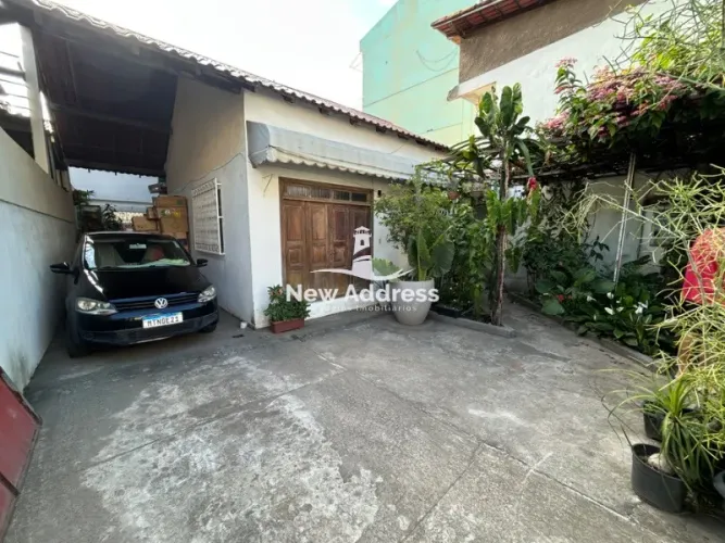 Casa com quintal e ponto comercial independente, 3 quartos (1 suíte) e kitnet nos fundos.
