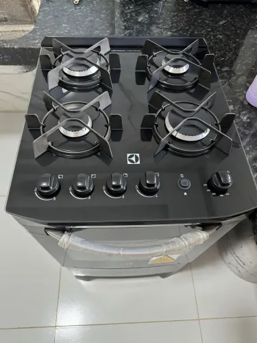 Vendo fogão Electrolux 4 bocas, com mesa de vidro.