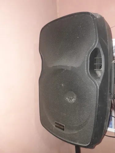 Caixa de som amplificada Multilaser com tripé