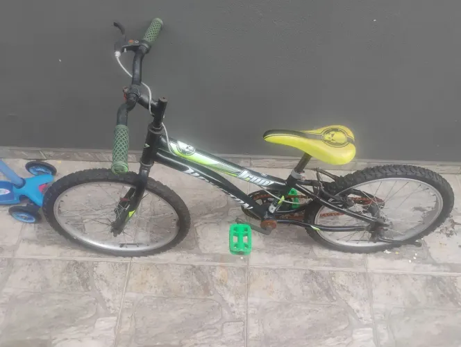 Bicicleta infantil, 1 patinete e 1 skate e um colchão inflável.
