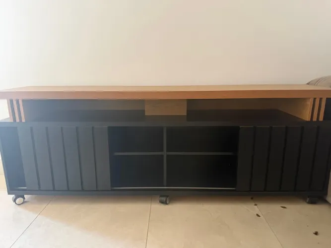 Rack para TV Moderno com Portas Ripadas e Rodízios