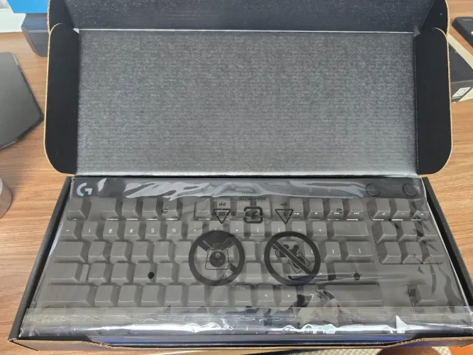 Teclado Mecânico Gamer Logitech G PRO - US - RGB Lightsync - TKS - Switch GX Blue Clicky