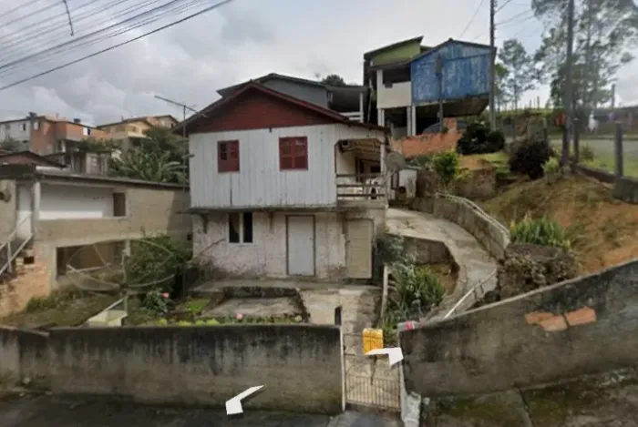 Lote com casa antiga.