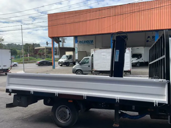 Carroceria de ferro com munck 1000kg