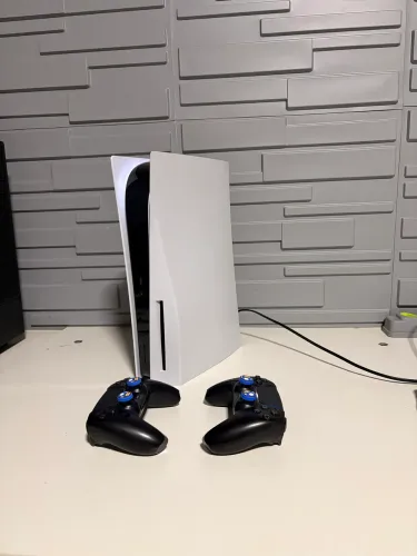 PlayStation 5 com leitor / 2 controles / 825gb