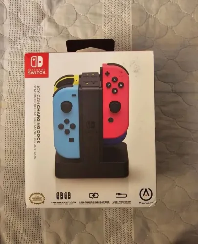 Kit Nintendo Switch (base para carregar controles + conforto grip + par de controles)