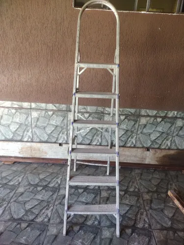 Escada de Alumínio de 06 degraus