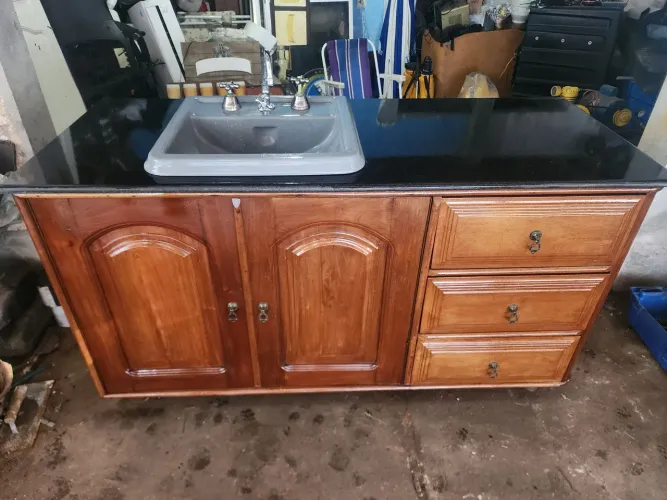 Balcão para lavabo todo em mogno e granito