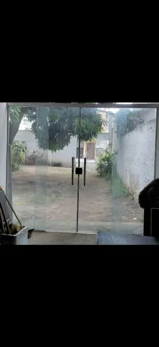 Porta de vidro 10 mm temperado medindo 2.05 de altura por 2.66 de comprimento. 