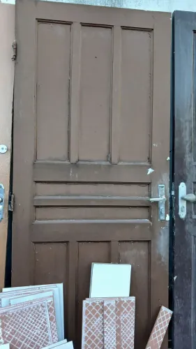 Porta de madeira maciça