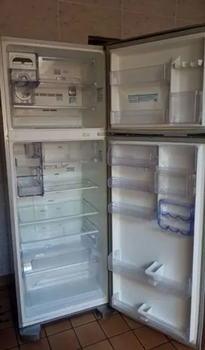 Geladeira , está muito bem conservada 