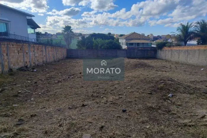 Lote linear com 787,50m² no bairro Céu Azul.