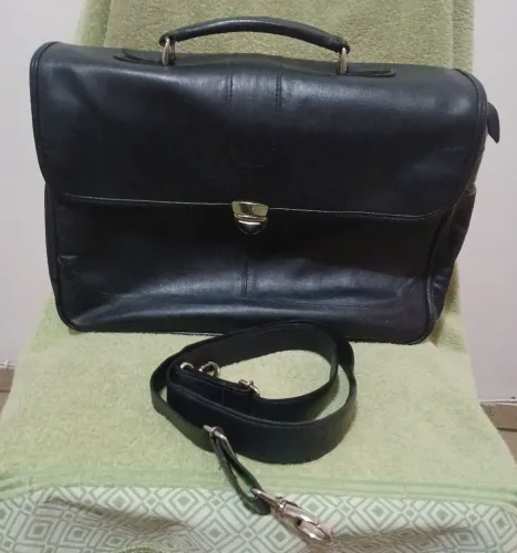 Bolsa executiva em couro.